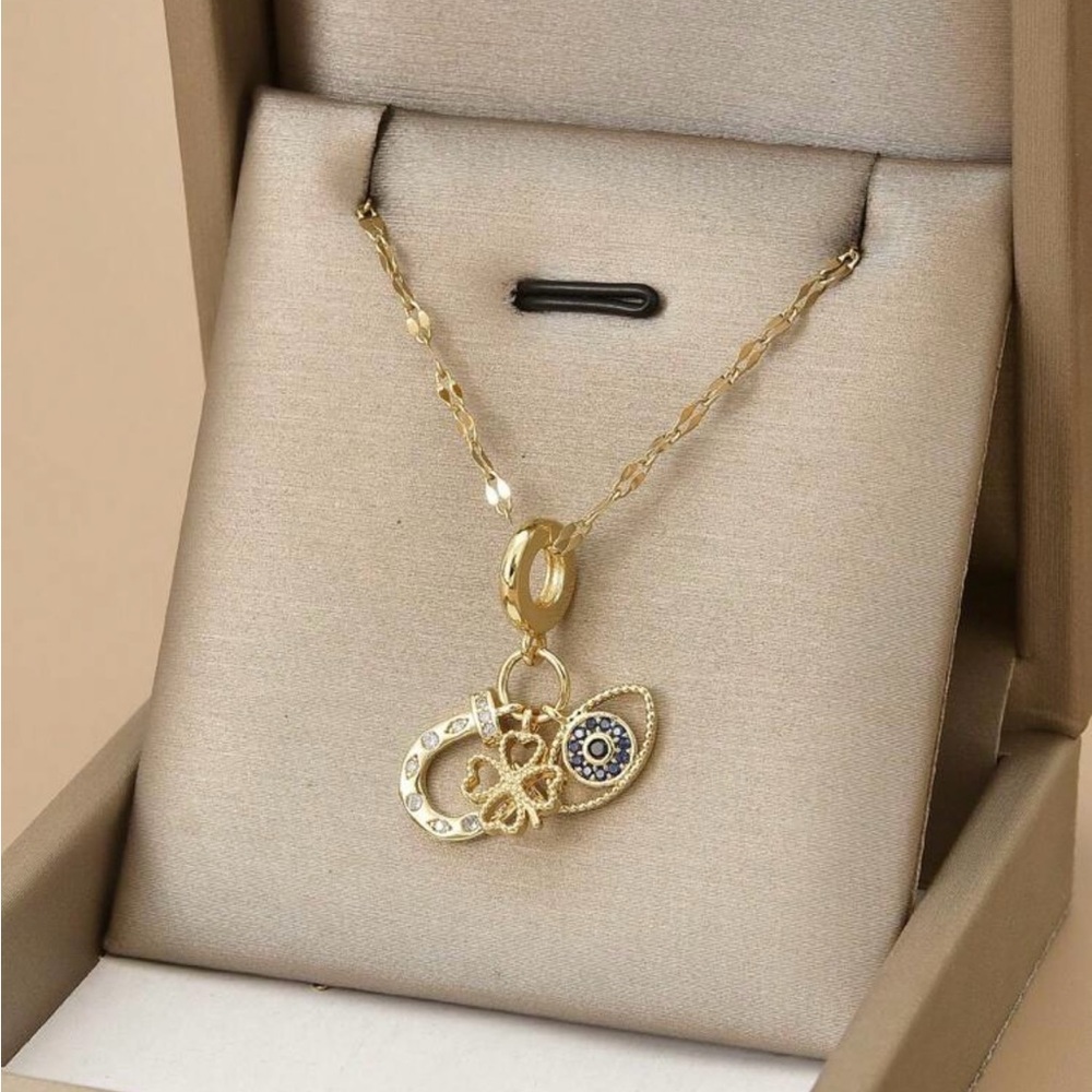Elegant Gold Pendant Necklace